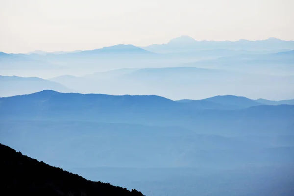 Berg Silhouet Bij Zonsopgang Het Voorjaar — Stockfoto