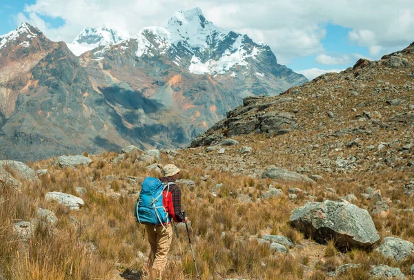 Mochilero Caminata Las Altas Montañas — Foto de Stock