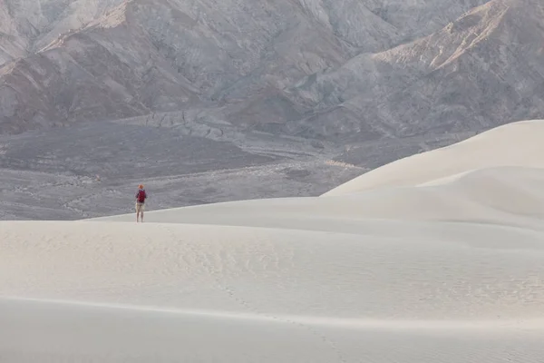 Caminhante Entre Dunas Areia Deserto — Fotografia de Stock