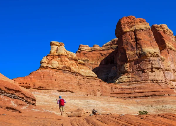 Utah Dağlarında Yürüyüş Alışılmadık Doğal Manzaralarda Yürüyüş Fantastik Kumtaşı Oluşumları — Stok fotoğraf