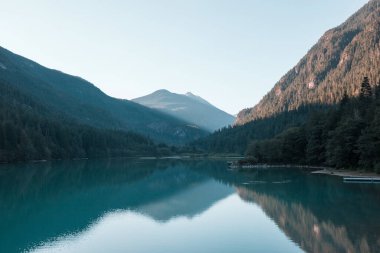 Yaz mevsiminde dağlarda huzur gölü. Güzel doğal manzaralar..