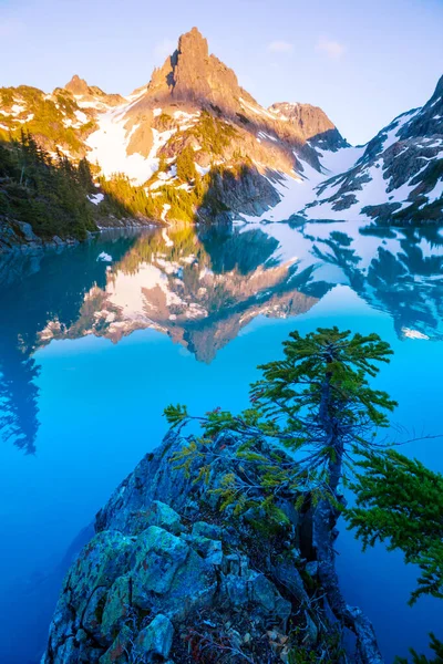 Sereniteit Meer Bergen Het Zomerseizoen Prachtige Natuurlandschappen — Stockfoto