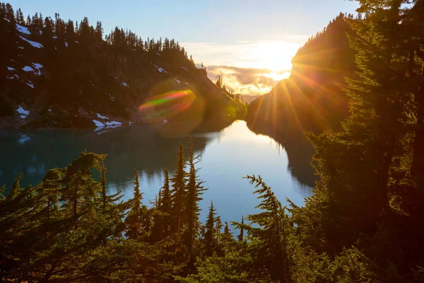 夏の季節には山の中でセレニティ湖 美しい自然景観 — ストック写真