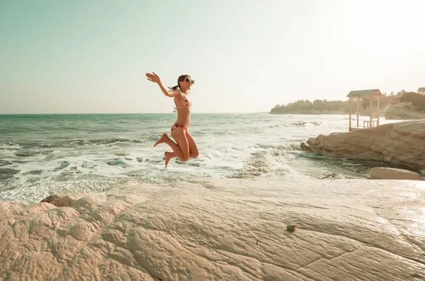 Een Jonge Vrouw Spelend Golven Een Zeestrand — Stockfoto