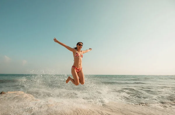 Una Giovane Donna Che Gioca Sulle Onde Una Spiaggia Mare — Foto Stock