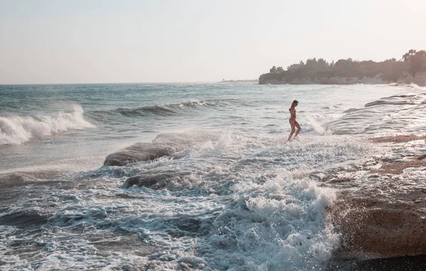 Una Joven Jugando Las Olas Una Playa Mar —  Fotos de Stock