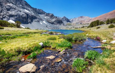 Gün doğumunda dağlarda güzel bir dere