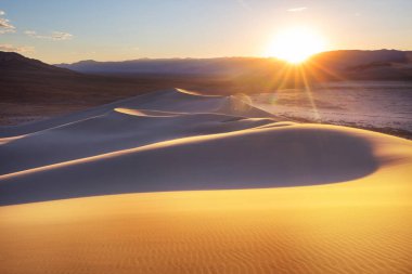 Kaliforniya, ABD 'deki kum tepeleri. Güzel doğa manzaraları gündoğumu arka planında seyahat eder