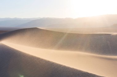 Uzak çöldeki bozulmamış kum tepeleri