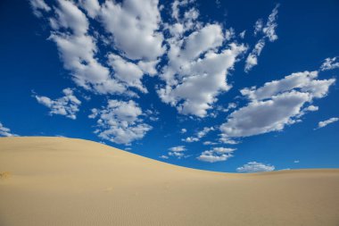 Uzak çöldeki bozulmamış kum tepeleri