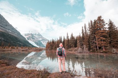 Kanada dağlarında yürüyüş yapan adam. Yürüyüş, Kuzey Amerika 'da popüler bir eğlence aktivitesidir. Bir sürü pitoresk yol var..