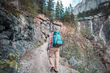 Kanada dağlarında yürüyüş yapan adam. Yürüyüş, Kuzey Amerika 'da popüler bir eğlence aktivitesidir. Bir sürü pitoresk yol var..