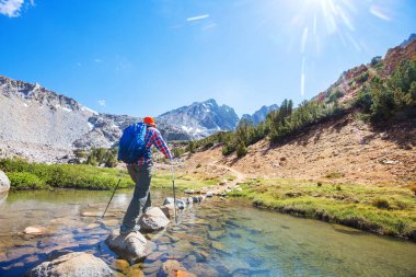 Yüksek dağlarda yürüyüş yapan bir gezgin.