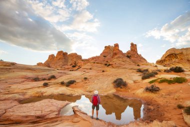 Utah dağlarında yürüyüş. Alışılmadık doğal manzaralarda yürüyüş. Fantastik kumtaşı oluşumları.