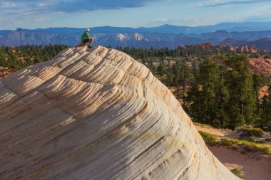 Utah dağlarında yürüyüş. Alışılmadık doğal manzaralarda yürüyüş. Fantastik kumtaşı oluşumları.