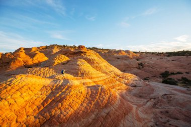 Utah dağlarında yürüyüş. Alışılmadık doğal manzaralarda yürüyüş. Fantastik kumtaşı oluşumları.
