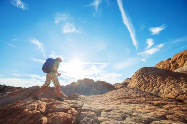 Utah dağlarında yürüyüş. Alışılmadık doğal manzaralarda yürüyüş. Fantastik kumtaşı oluşumları.