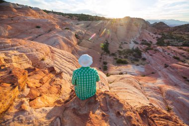 Utah dağlarında yürüyüş. Alışılmadık doğal manzaralarda yürüyüş. Fantastik kumtaşı oluşumları.