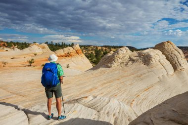 Utah dağlarında yürüyüş. Alışılmadık doğal manzaralarda yürüyüş. Fantastik kumtaşı oluşumları.