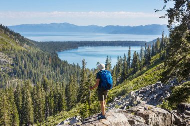 Yaz mevsiminde dağlarda huzur gölü. Güzel doğal manzaralar..