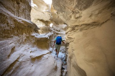 Utah, ABD 'deki Grand Staircase Escalante Ulusal Parkı' ndaki Slot Kanyonu. Utah çöllerinde alışılmadık renkli kumtaşı oluşumları yürüyüşçüler için popülerdir..