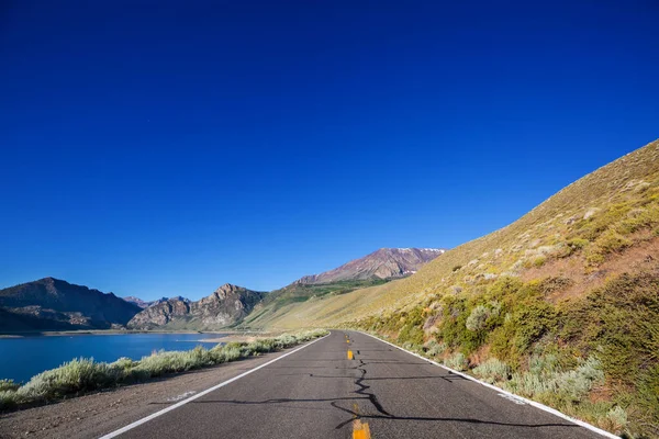 山中的风景路 旅行背景 — 图库照片