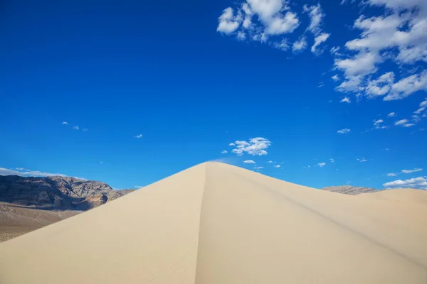 人里離れた砂漠で手付かずの砂丘 — ストック写真