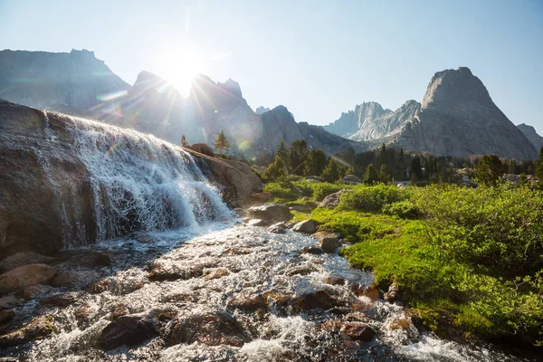 Hermosa Cascada Las Montañas Verano Increíble Fondo Natural — Foto de Stock