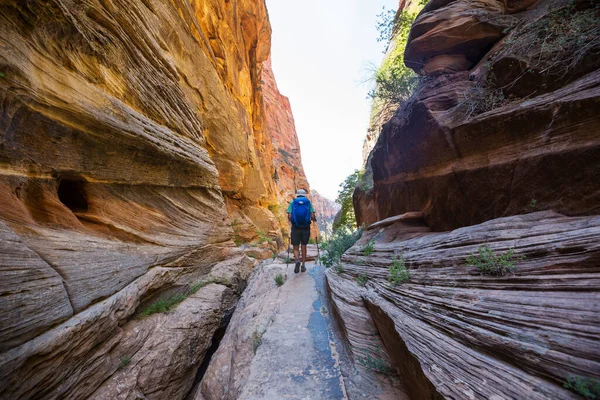 Man Hike Slot Canyon — Stock Photo, Image