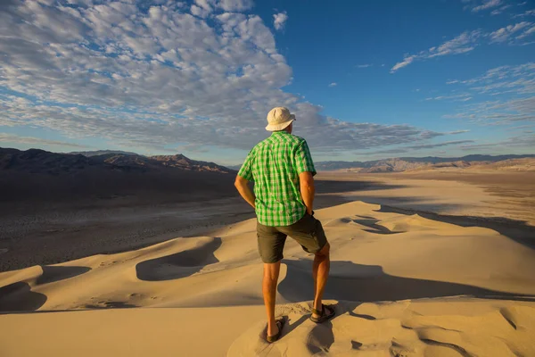 Escursionista Nel Deserto Sabbia Ora Dell Alba — Foto Stock