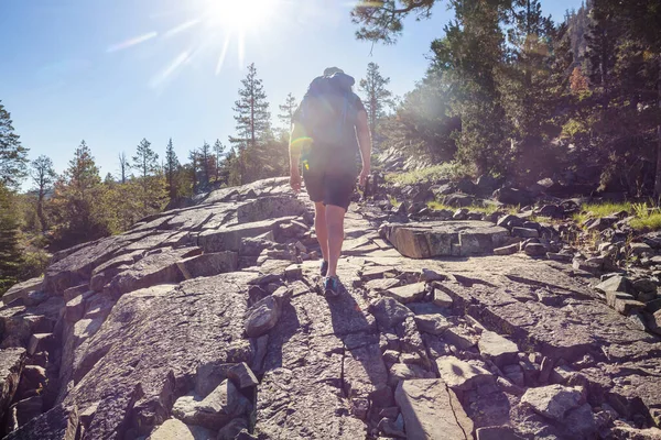 Backpacker Beim Wandern Hochgebirge — Stockfoto