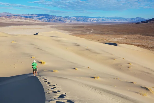 Randonneur Dans Désert Sable Heure Lever Soleil — Photo