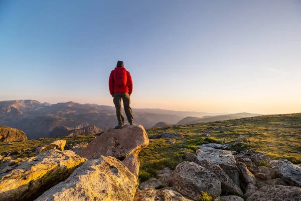 Backpacker Wandeling Hoge Bergen — Stockfoto