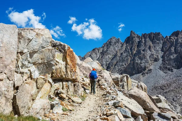 高い山の中でハイキングにバックパッカー — ストック写真
