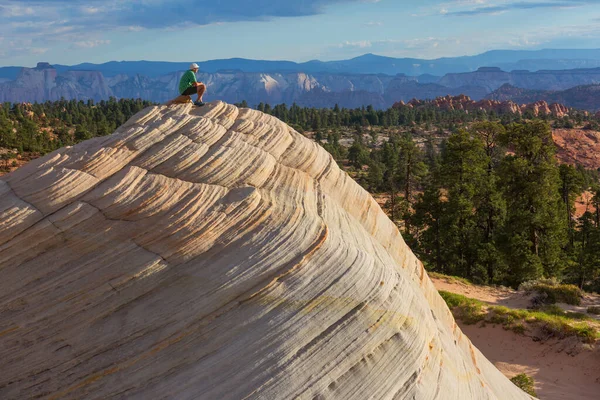 Vandra Utah Bergen Vandring Ovanliga Naturlandskap Fantastiska Former Sandsten Formationer — Stockfoto