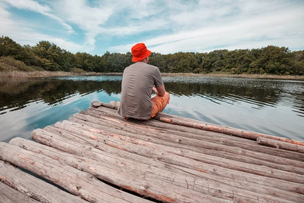 Man Vilar Lugnt Vid Den Lugna Sjön Avkopplande Semester — Stockfoto