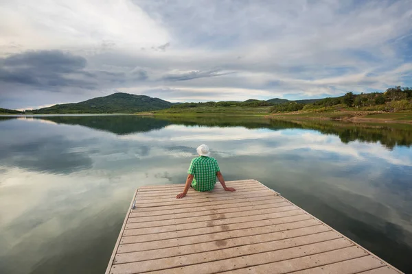 Mężczyzna Odpoczywa Nad Spokojnym Jeziorem Urlop Wypoczynkowy — Zdjęcie stockowe