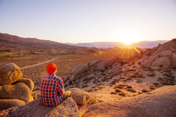 Homme Regardant Coucher Soleil Dans Les Montagnes — Photo