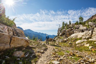 Yüksek dağlarda yürüyüş yapan bir gezgin.