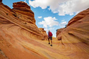 Utah dağlarında yürüyüş. Alışılmadık doğal manzaralarda yürüyüş. Fantastik kumtaşı oluşumları.