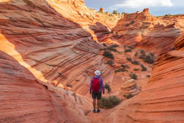 Utah dağlarında yürüyüş. Alışılmadık doğal manzaralarda yürüyüş. Fantastik kumtaşı oluşumları.
