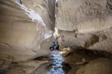 Utah, ABD 'deki Grand Staircase Escalante Ulusal Parkı' ndaki Slot Kanyonu. Utah çöllerinde alışılmadık renkli kumtaşı oluşumları yürüyüşçüler için popülerdir..