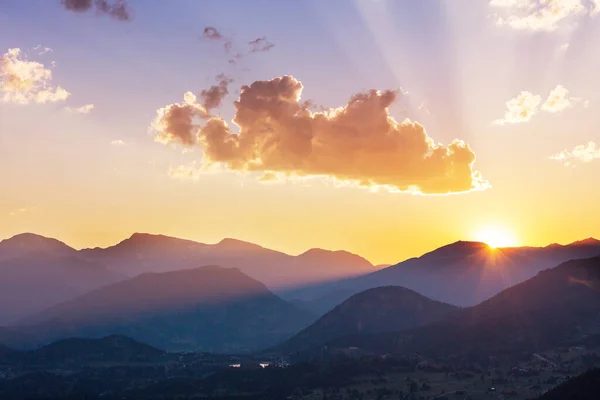 Puesta Sol Escénica Las Montañas Hermoso Fondo Natural —  Fotos de Stock