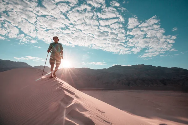 Wandelaar Zandwoestijn Zonsopgang — Stockfoto