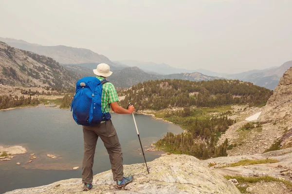 Backpacker Στην Πεζοπορία Στα Ψηλά Βουνά — Φωτογραφία Αρχείου