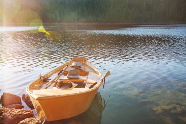 Şili dağlarındaki güzel gölde bir tekne