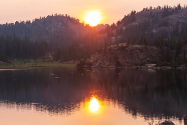 Gün batımında gün batımında gün batımında sonbahar manzaraları.