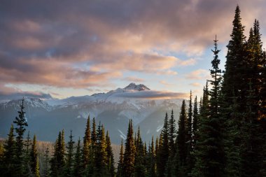 North Cascade Range, Washington, ABD 'deki güzel dağ zirvesi.