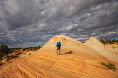 Utah dağlarında yürüyüş. Alışılmadık doğal manzaralarda yürüyüş. Fantastik kumtaşı oluşumları.