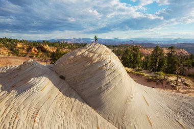 Utah dağlarında yürüyüş. Alışılmadık doğal manzaralarda yürüyüş. Fantastik kumtaşı oluşumları.